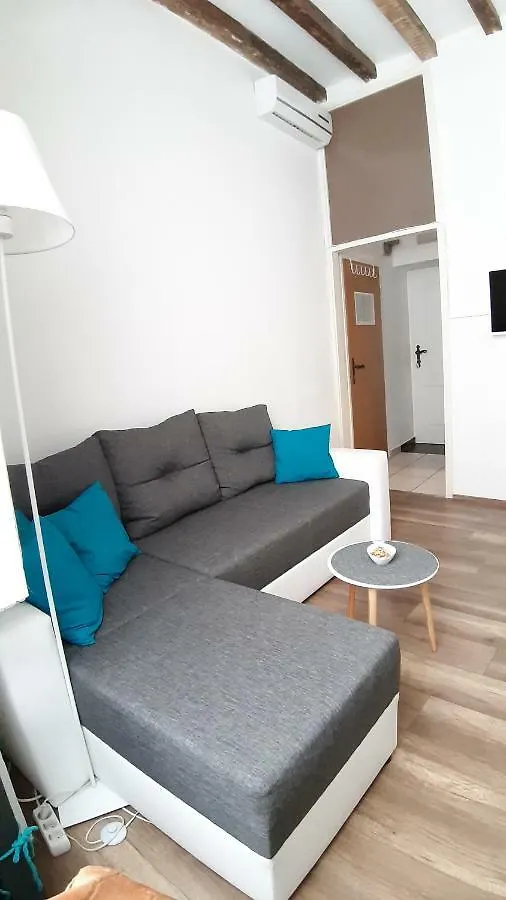 Apartment D2 4U Zara 0*,